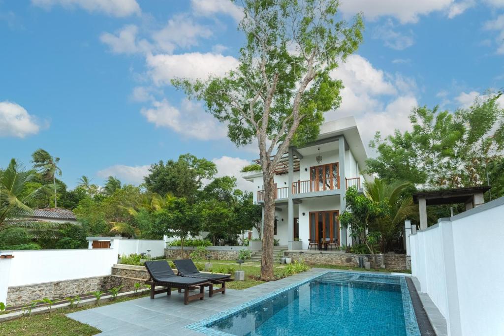 Πισίνα στο ή κοντά στο Villa Sathkara