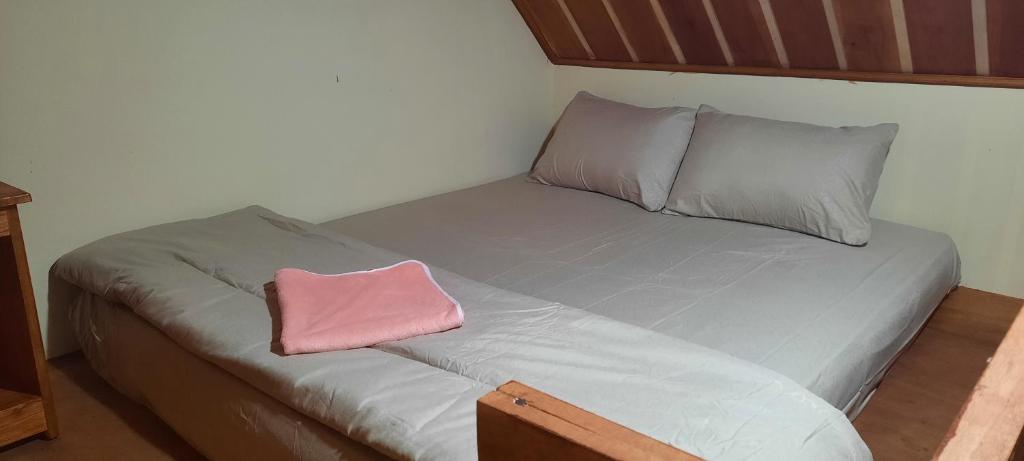 Ένα ή περισσότερα κρεβάτια σε δωμάτιο στο Mini Cabin wetan kali 02