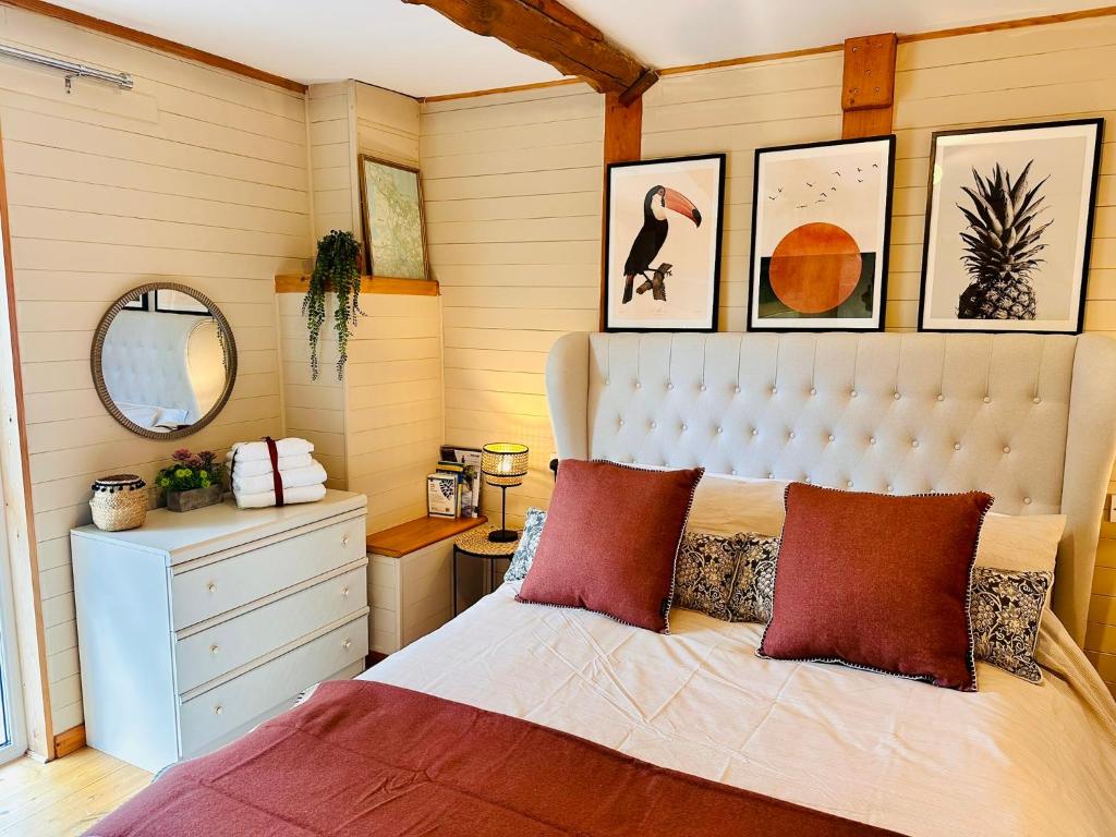 Un dormitorio con una cama, un escritorio y un espejo. en The annex on our farm, en Colwyn Bay