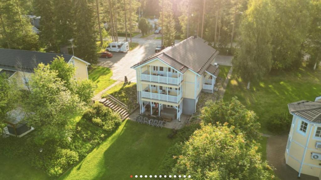 una vista aérea de una casa con patio en Pajuniemen Uusi Kartano, en Sotkamo