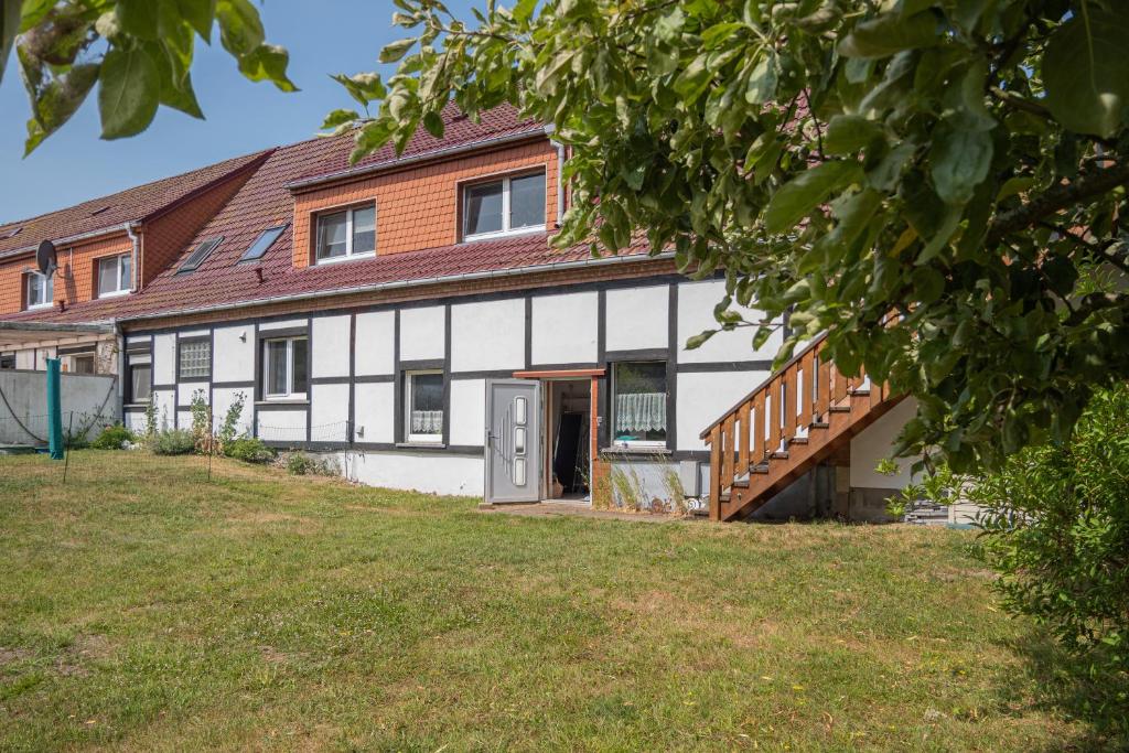 an exterior view of a house with a yard at Haffgeflüster Roggow in Rerik