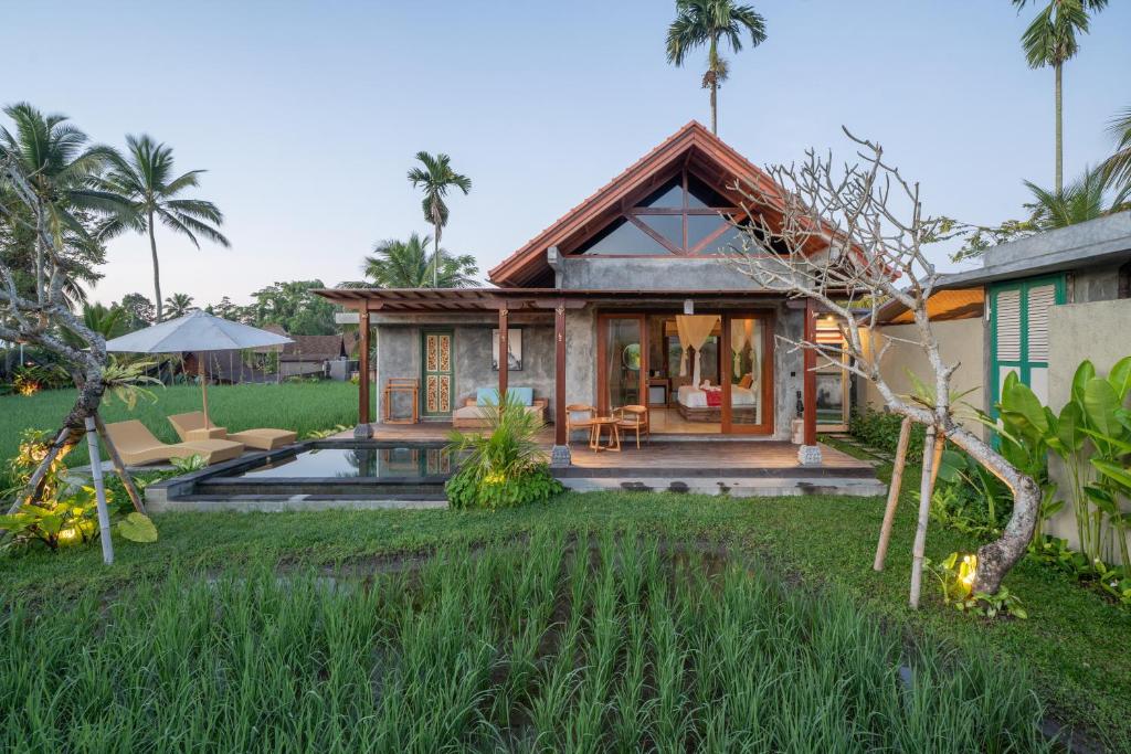 una villa con piscina y una casa en Asiki Villa Sebatu, en Tegalalang