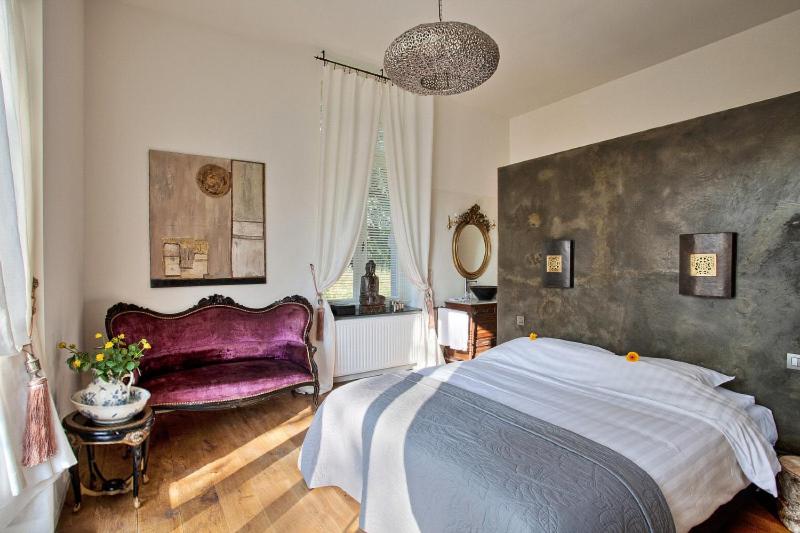 Postel nebo postele na pokoji v ubytování B&B Domaine Villa Bayard