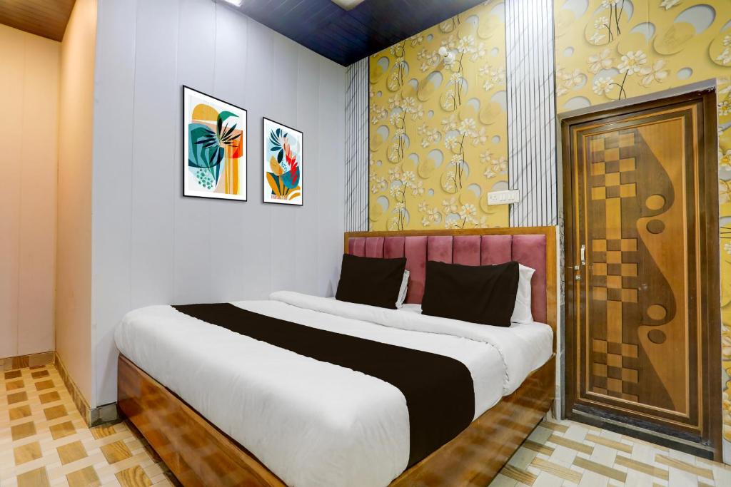 Postel nebo postele na pokoji v ubytování Super Hotel O Banaras Junction BLW
