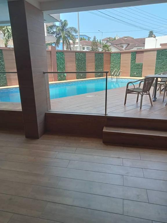 Piscina de la sau aproape de luxury two bedrooms apartment