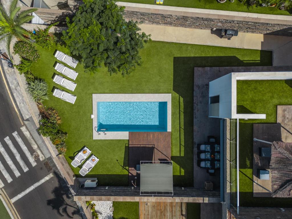 una vista dall'alto di una piscina in un cortile di Villa Playa del Duque, Costa Adeje by Paramount Holidays ad Adeje