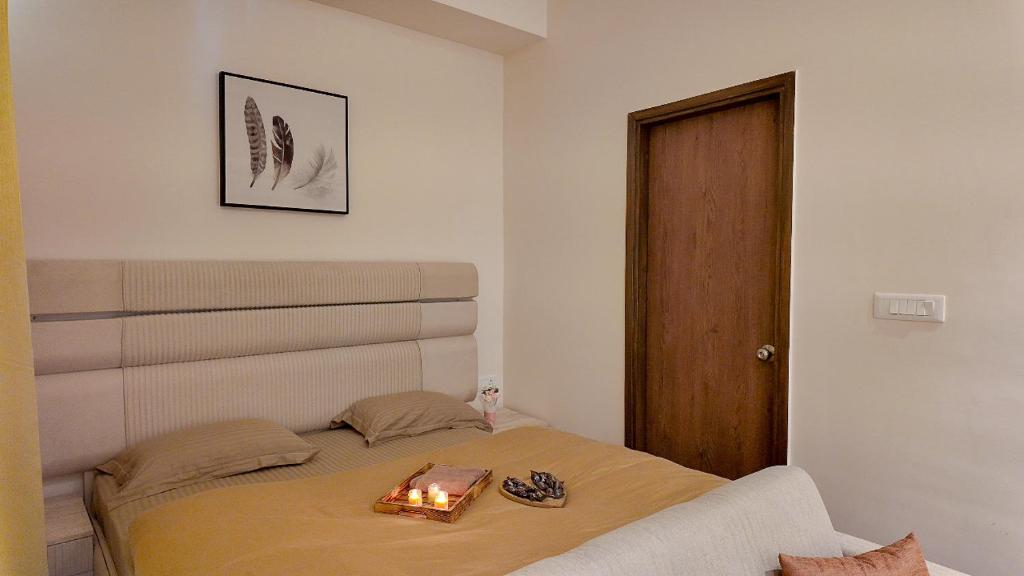 - une chambre dotée d'un lit avec une bougie dans l'établissement House of Magical Escapes Luxury Stays, à Dhankot