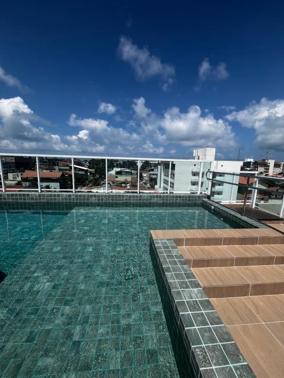 una piscina en la azotea de un edificio en Flat com Hidromassagem Privativa no Centro De Porto de Galinhas - Sol e Mar Residence, en Porto de Galinhas