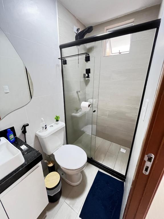 Flat com Hidromassagem Privativa no Centro De Porto de Galinhas - Sol e Mar Residence في بورتو دي غالينهاس: حمام مزود بمرحاض ودش زجاجي