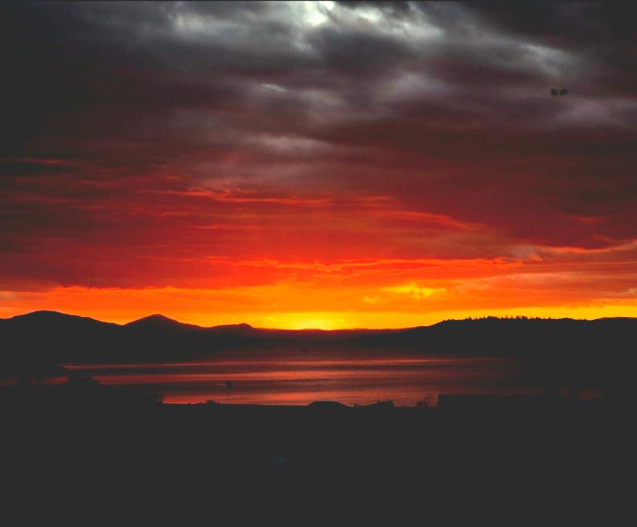 own entrance, own bathroom, quiet with great views of the lake - Resim 6