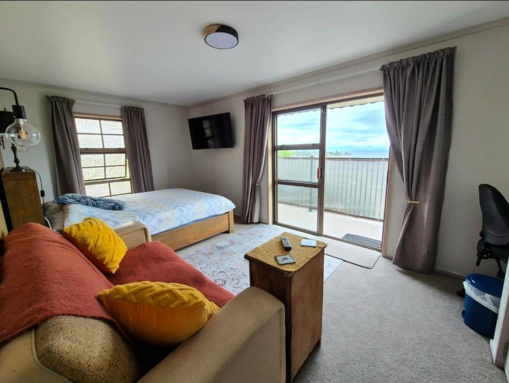 own entrance, own bathroom, quiet with great views of the lake - Resim 5