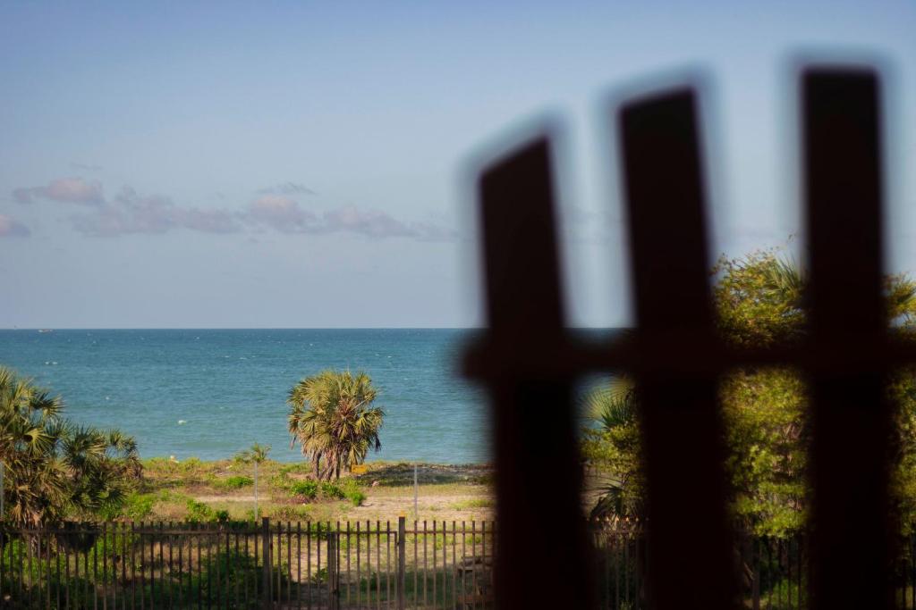 ein Blick auf das Meer aus einem Fenster in der Unterkunft Serenity Shores in Daressalam