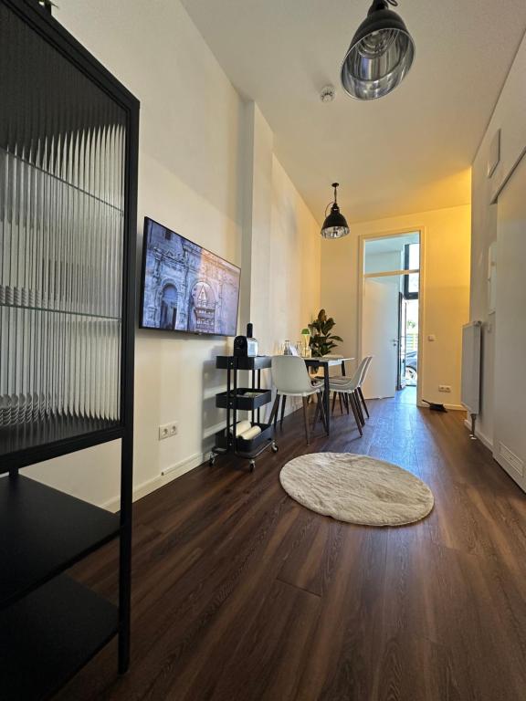 Μια τηλεόραση ή/και κέντρο ψυχαγωγίας στο Gemütliche City Wohnung mit Terrasse 4 Betten