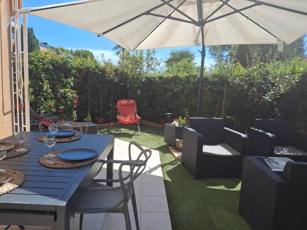 Lovely apartment with private garden and a swimming-pool