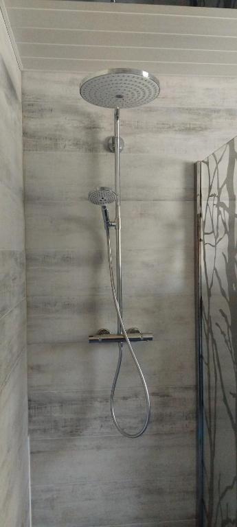 uma mesa num quarto com bancada em Chambre cosy em Buhl