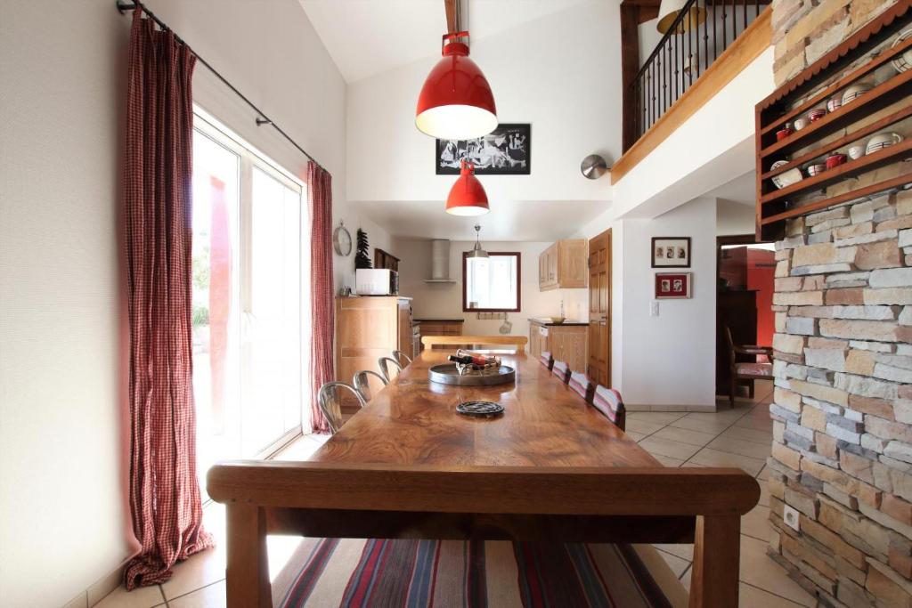 a kitchen and dining room with a wooden table at Martirenia in Ossès