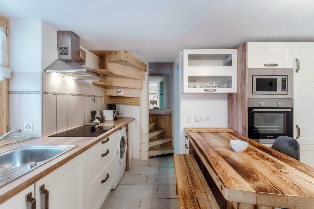 Kuchyň nebo kuchyňský kout v ubytování Casa Edera by Quokka 360 - Romantic Wooden House