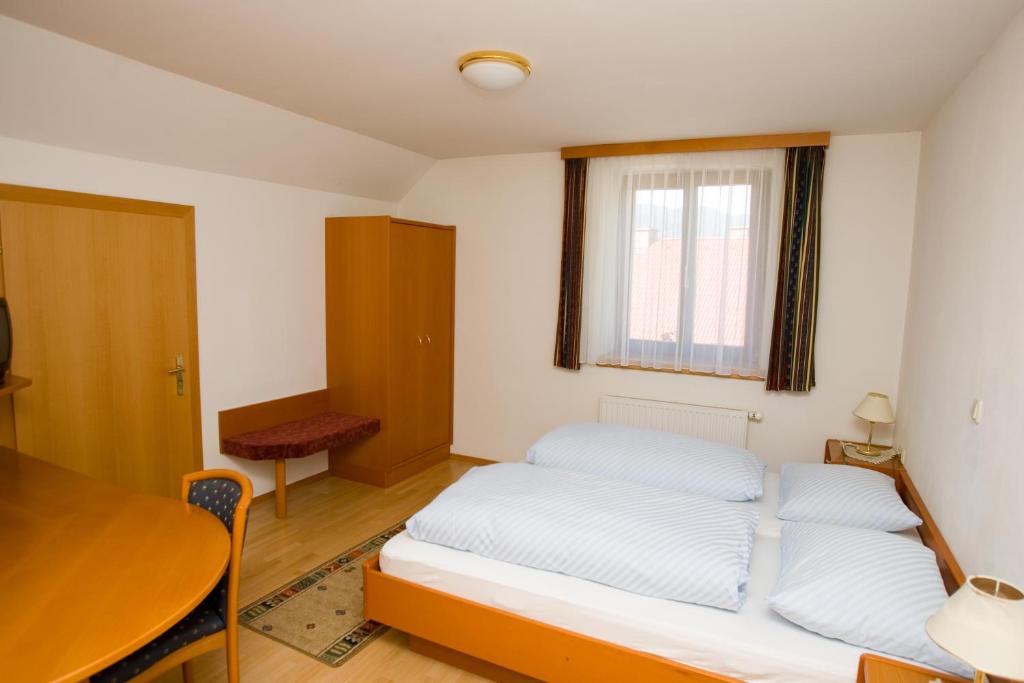 Postel nebo postele na pokoji v ubytování Gasthof Schafferwirt