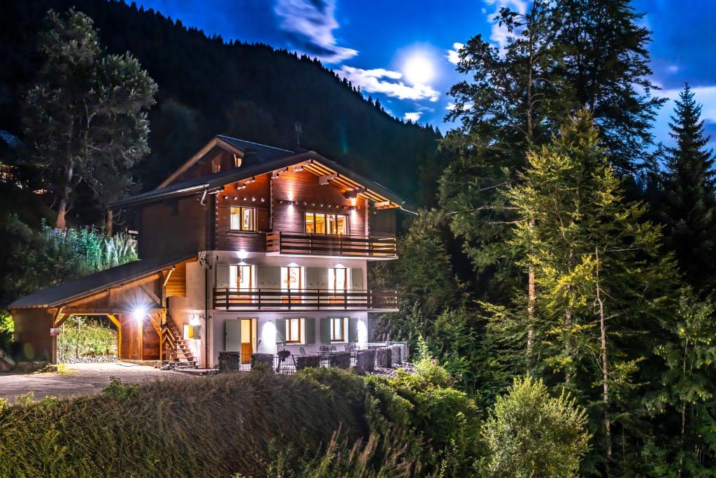 a home in the mountains at night at Le Bord Du Nant in Arâches-la-Frasse