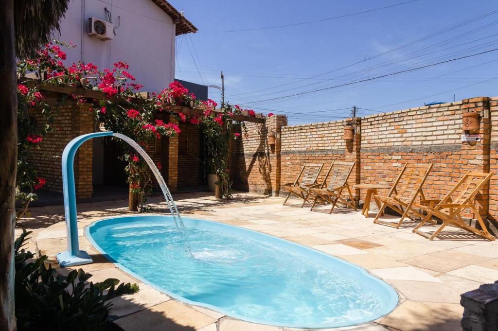 - une piscine avec une fontaine dans la cour dans l'établissement Pousada Aruna Kite, à Barra Grande
