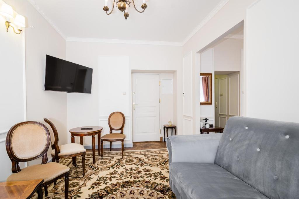 a living room with a couch and a table at Househost Apt: Starowiślna 75/3/1 in Krakow