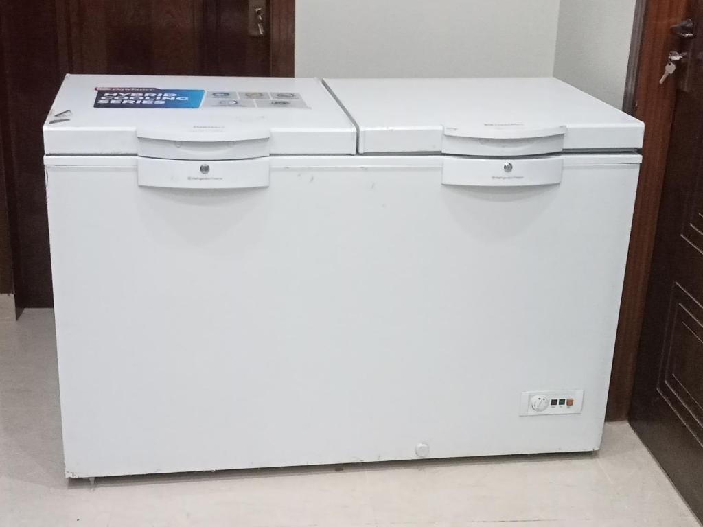 una nevera blanca con encimera encima en Family Guest House Rooms For Rent, en Lahore