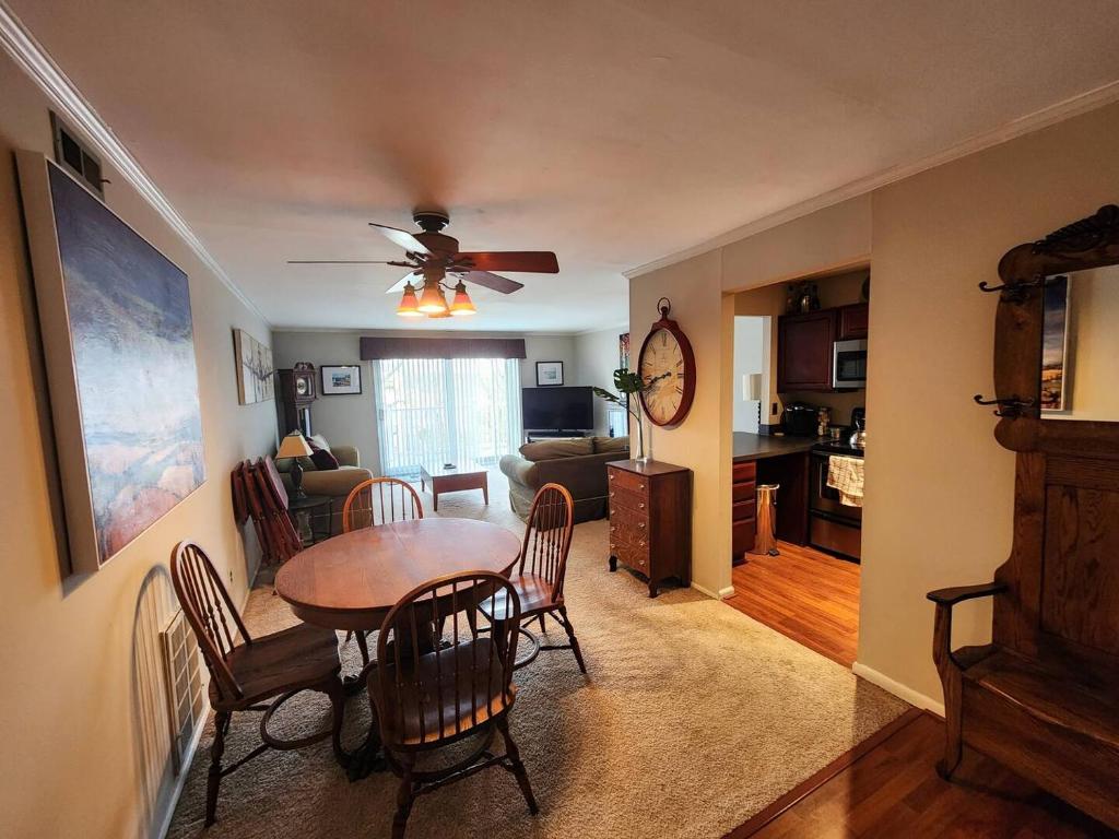 una sala da pranzo e un soggiorno con tavolo e sedie di Beautiful 2BR Apartment w Office Area a Elkins Park Gardens