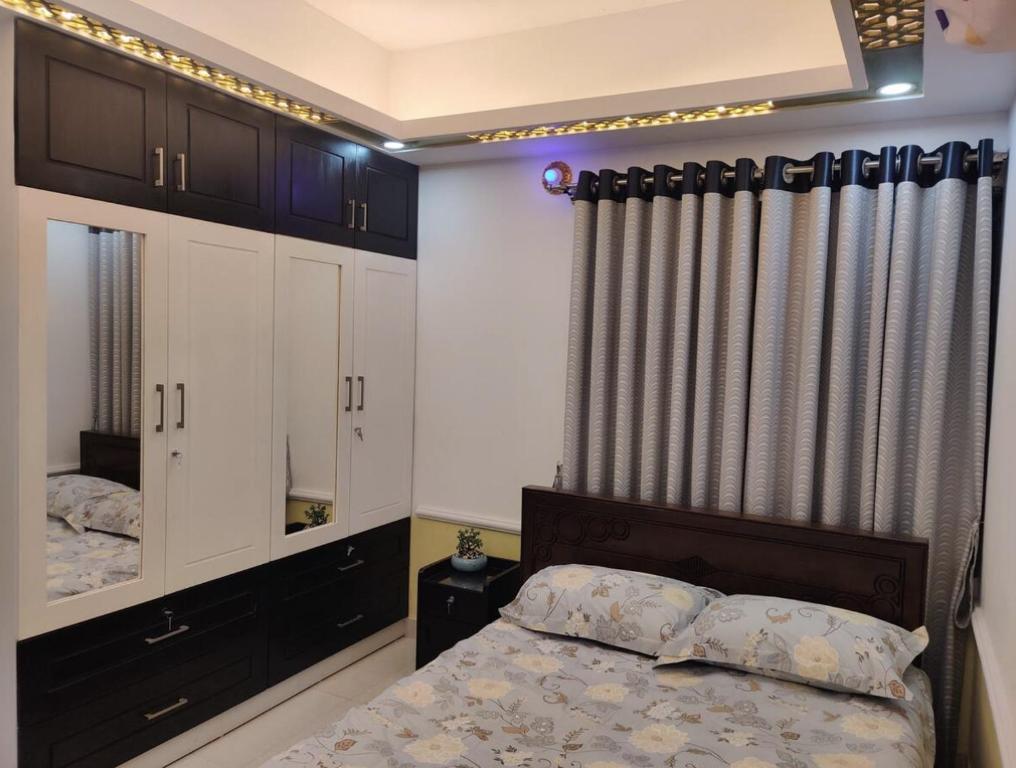 Ένα ή περισσότερα κρεβάτια σε δωμάτιο στο 3 AC BHK Furnished Apartment for Rent in Mohakhali DOHS Khonikaloy 1