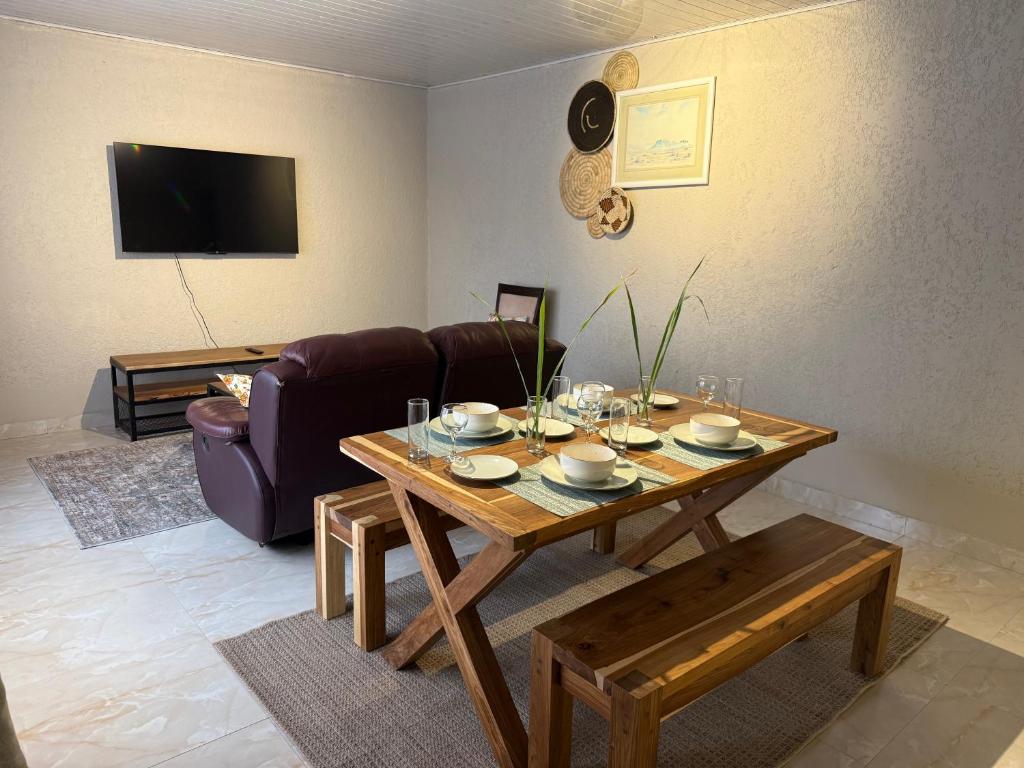 TV a/nebo společenská místnost v ubytování Meanwood Ndeke Lusaka Airport Apartments by Cozy Stead