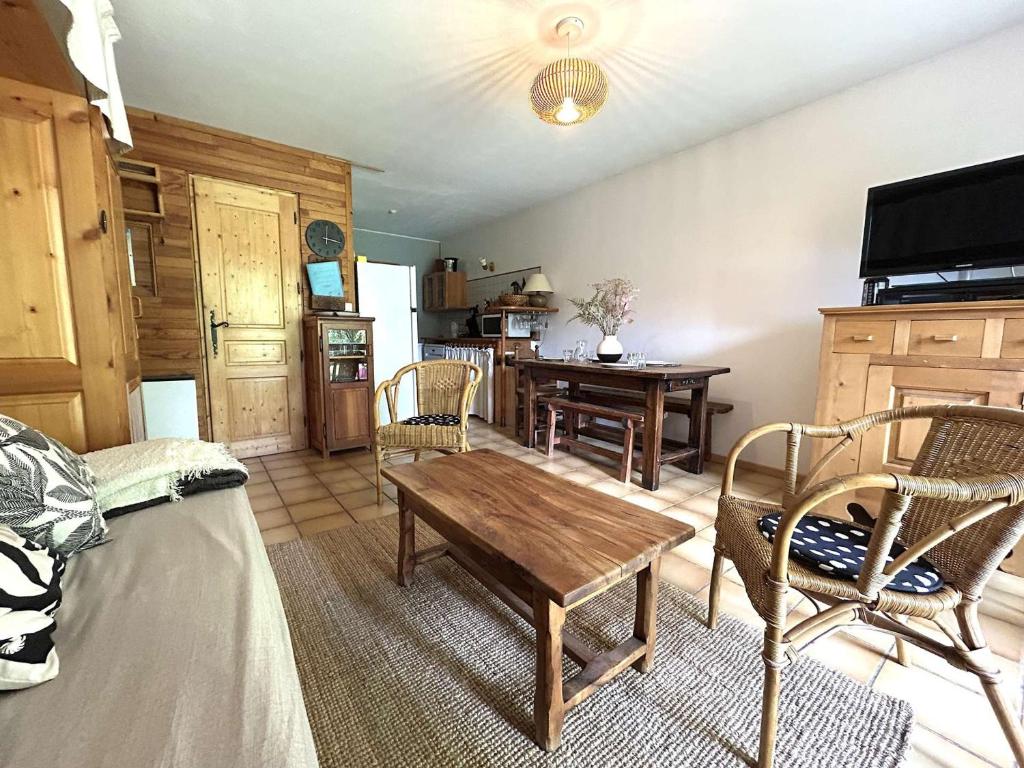 un salon avec une table et des chaises et une cuisine dans l'établissement Charmant T2 cabine avec jardin et parking près de Serre Chevalier - FR-1-330F-243, au Monêtier-les-Bains