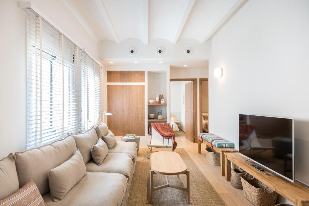 Mediterranean Retreat with 4-Bedroom, 3-Bath Apartment in Barcelona