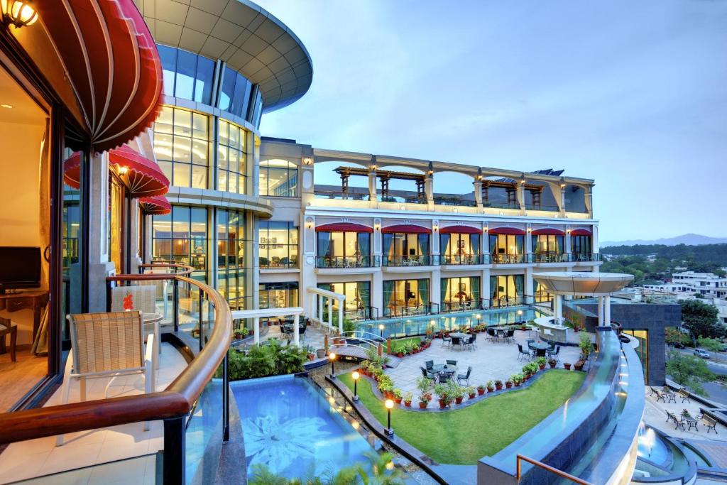 Výhled na bazén z ubytování Welcomhotel by ITC Hotels, Bella Vista, Panchkula - Chandigarh nebo okolí