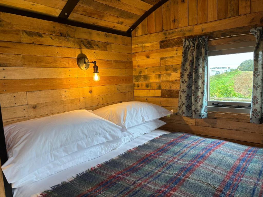 Shepherd's Huts at Cotswold Hills Country Park - Chalet