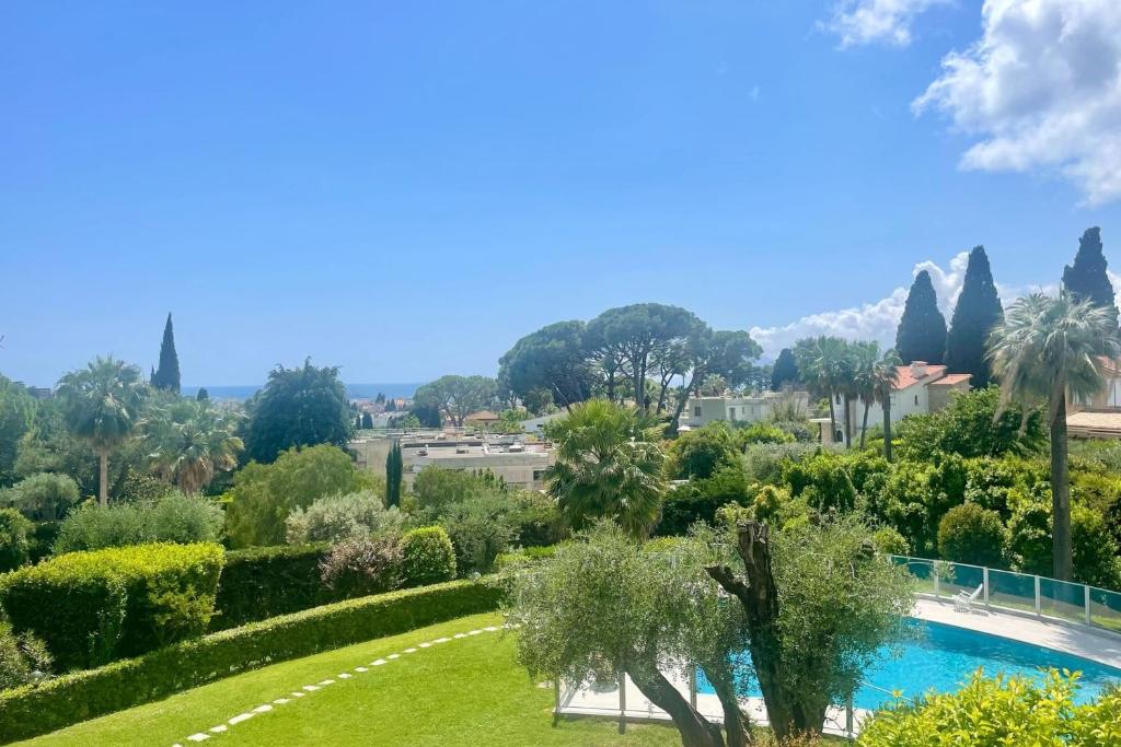 Cozy flat with terrace and swimming pool in Cannes