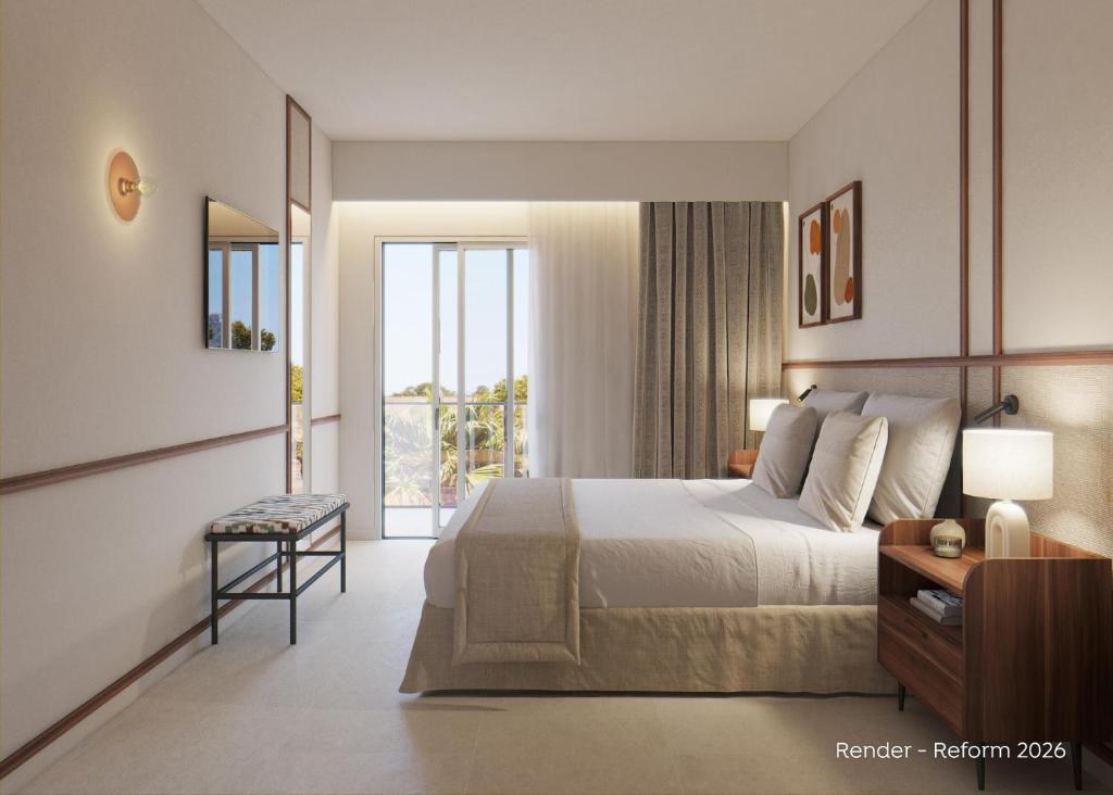 una habitación de hotel con una cama y un balcón en Zafiro Can Picafort, en Can Picafort