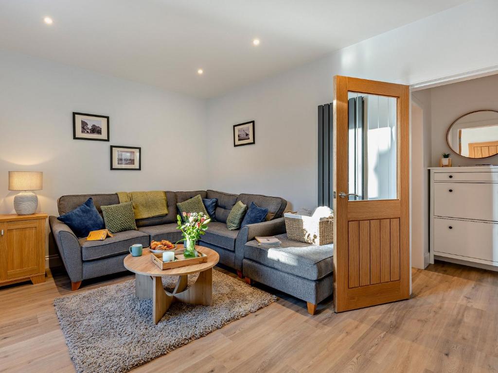 una sala de estar con un sofá y una mesa en 2 Bed in Kelso 95838, en Kelso