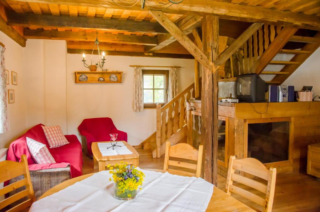 ein Wohnzimmer mit einem Tisch und einem Kamin in der Unterkunft Familienbauernhof Gunzer-Sank in Eberstein