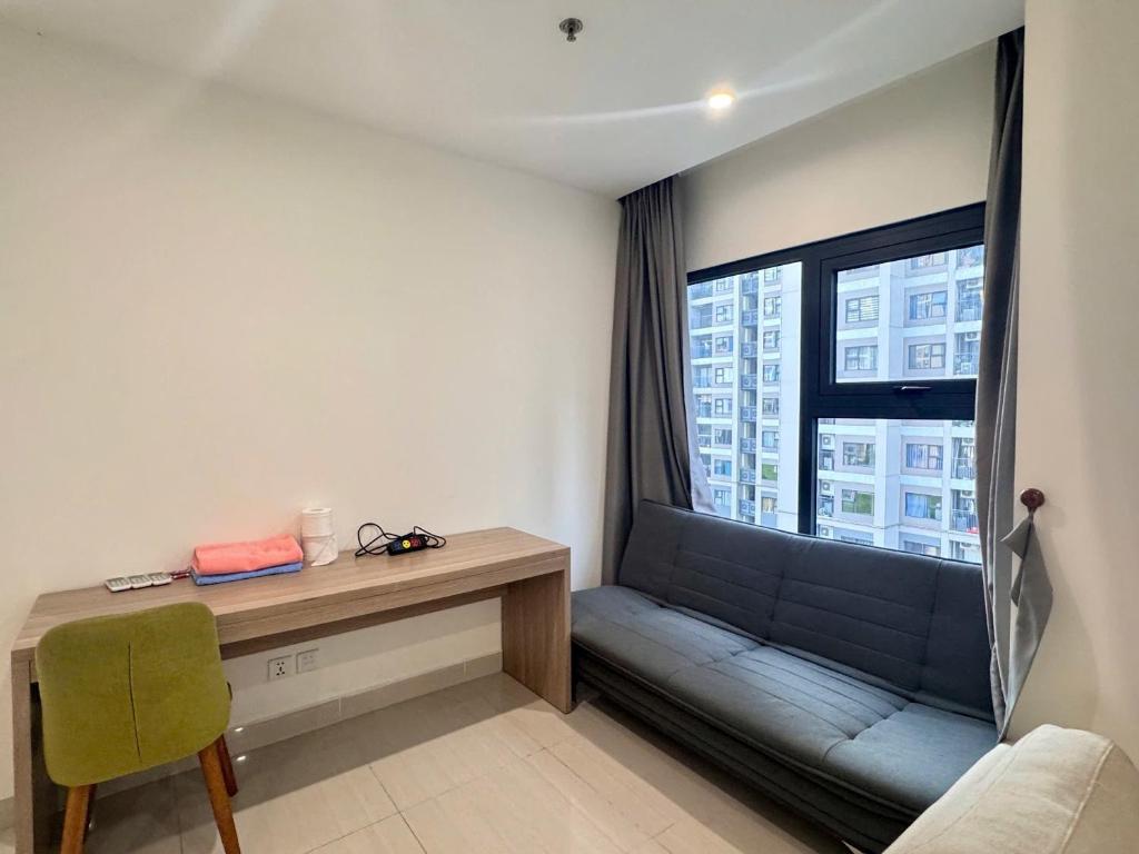 Una habitación con un escritorio y una ventana grande. en Sora House 8 - Vinhomes Ocean Park, en Gia Lâm Pho