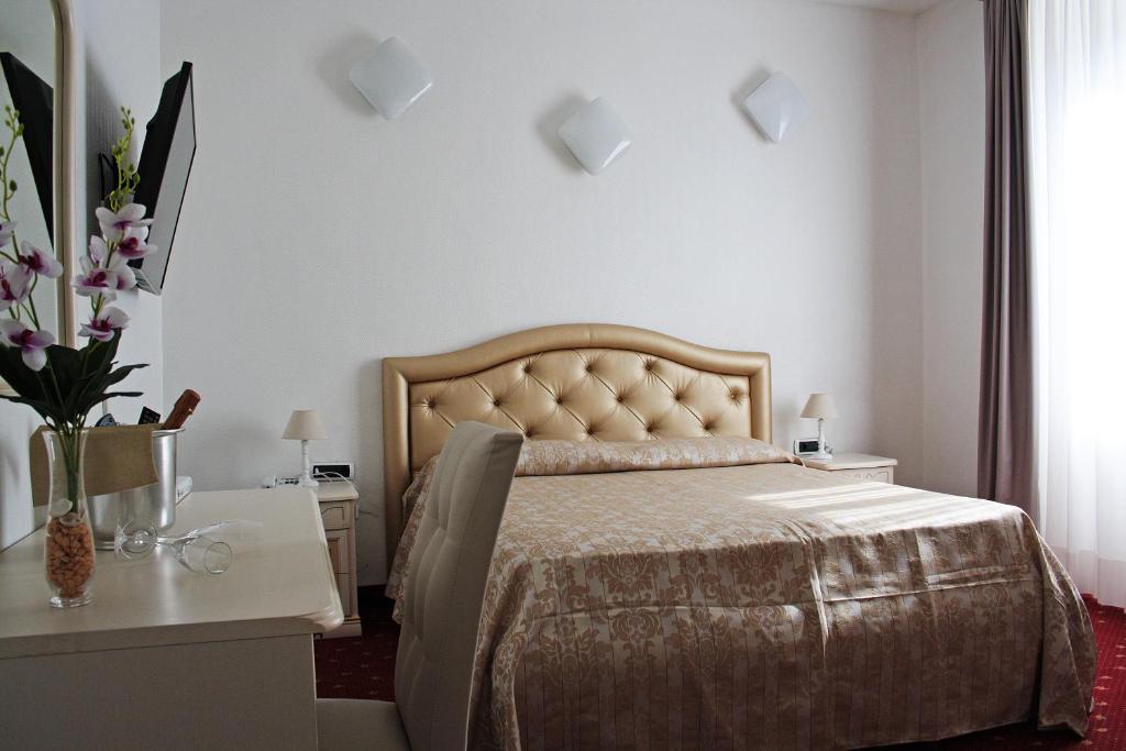 Łóżko lub łóżka w pokoju w obiekcie Hotel Centrale