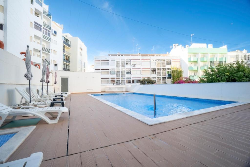 a swimming pool on the side of a building at Novo T1 com piscina - Descobrir O Mar 5 in Armação de Pêra