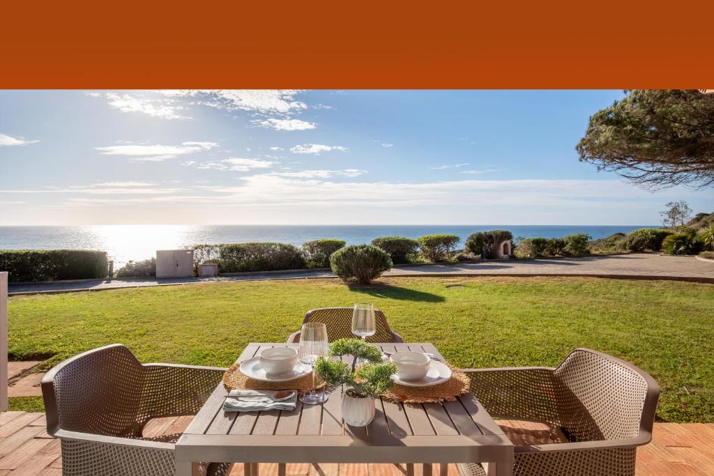 un tavolo e sedie con vista sull'oceano di The Oceanfront Studio Luz VR110 a Luz