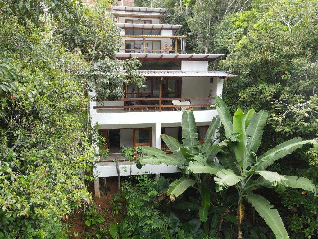 イタカレにあるRecanto da Luzの森の真ん中白い建物