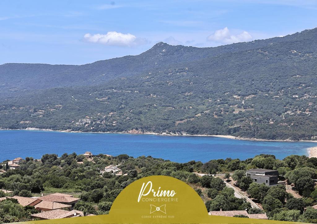 vista su una cassa d'acqua con montagna di U Casaniddu - Villa entre mer et montagne, piscine a Viggianello