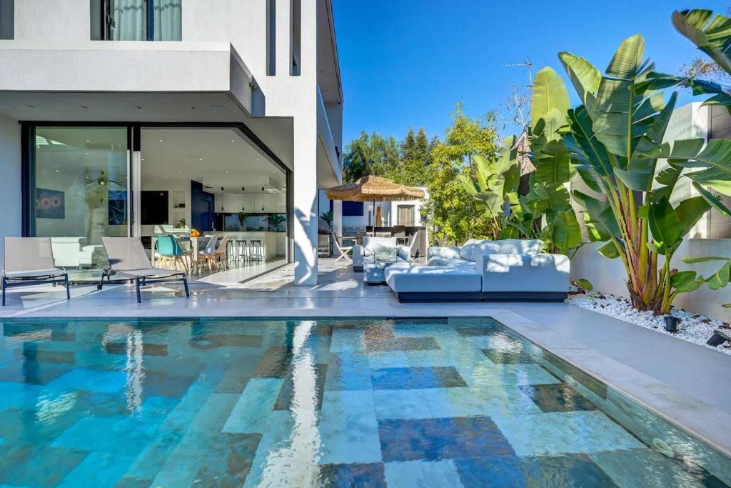 a swimming pool in front of a house at SUPERBE Villa PISCINE moderne - Cap brun - plage de Toulon in Toulon