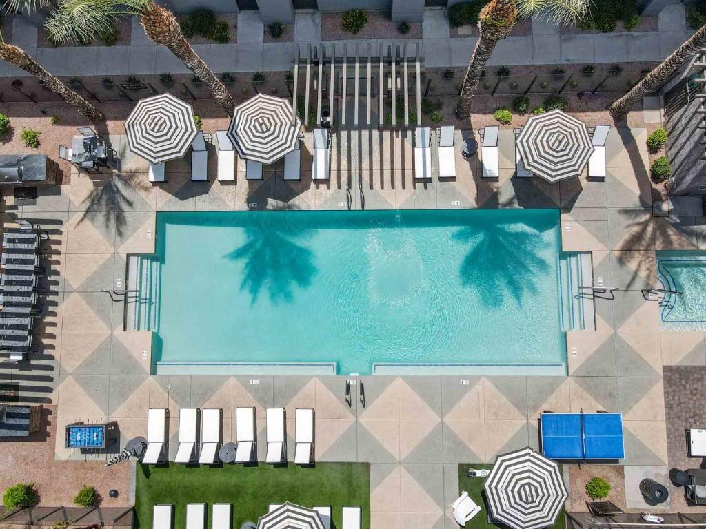 an overhead view of a swimming pool with chairs and zebras at Chic 1BR at Westgate Pool, Gym & Stadium Fun apts in Shamrock Mobile Home Park
