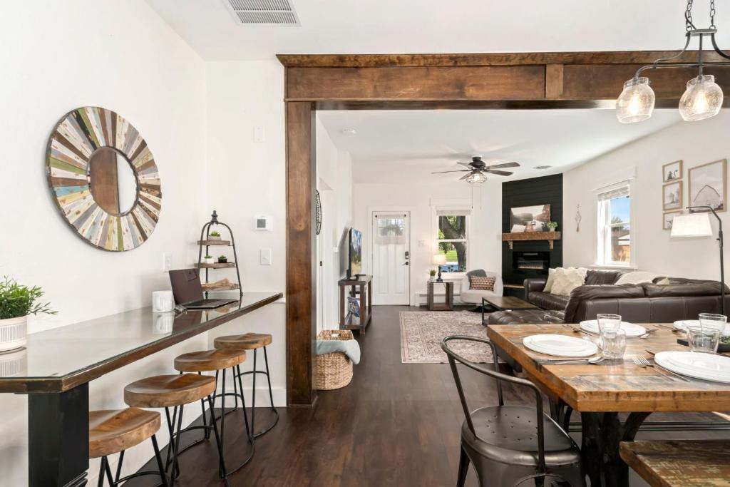 Posezení v ubytování Windsor Farmhouse Family Fun, Yard and Fireplace