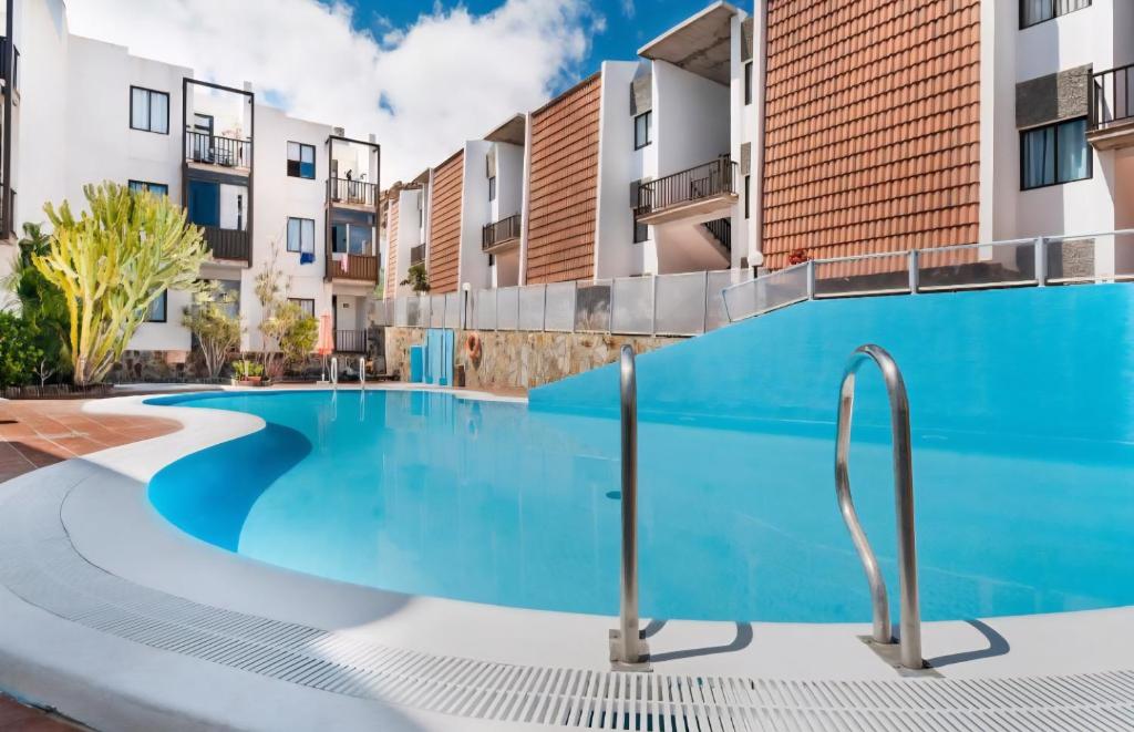 una piscina frente a unos edificios de apartamentos en Apartamento Ana en Playa de Santiago, en Playa de Santiago