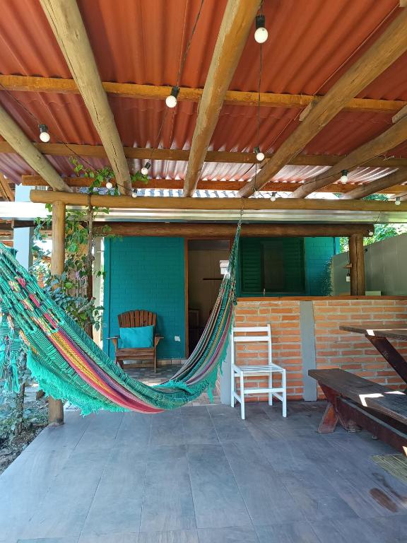 モヘチスにあるCasinhas do Rio - Casinha Azul na Florestaの屋根の下のパティオ(ハンモック付)