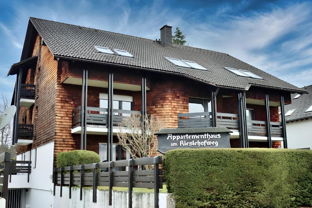 Ferienwohnung Niki في Titisee: مبنى من الطوب وامامه لافته