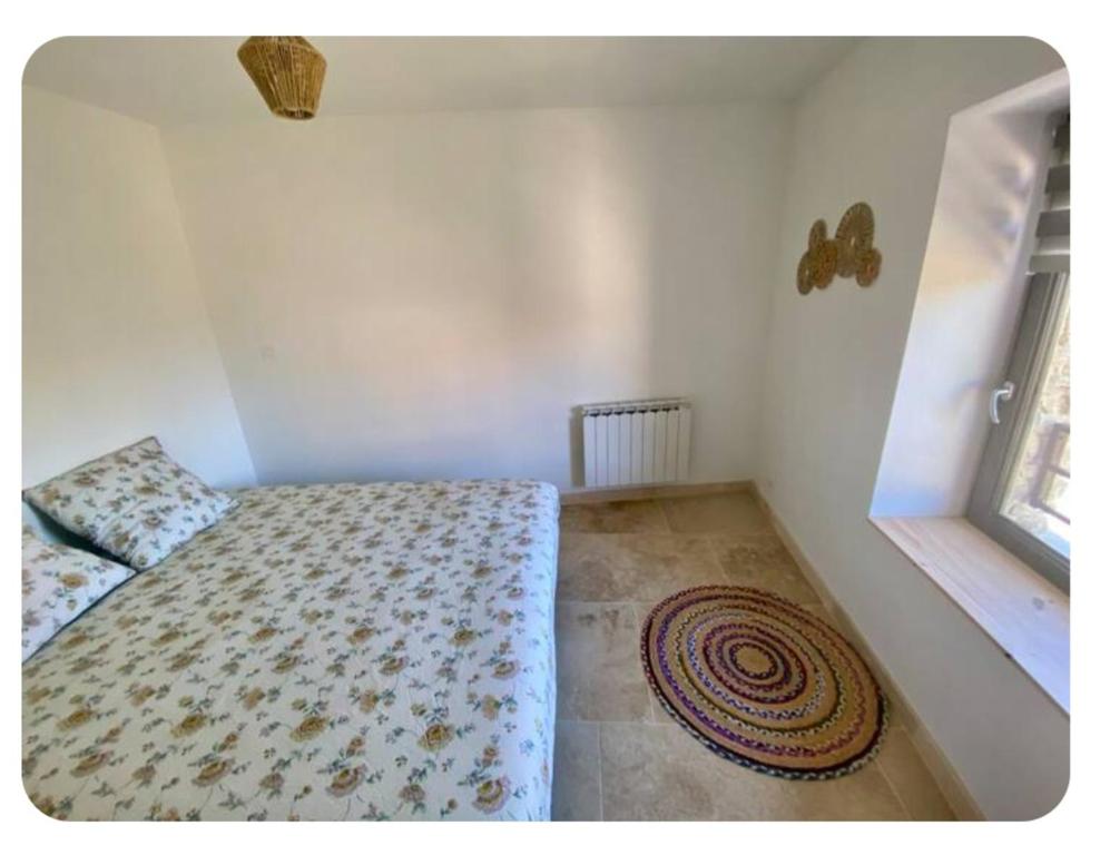 a small bedroom with a bed and a window at Chambre du saule in Fouronnes